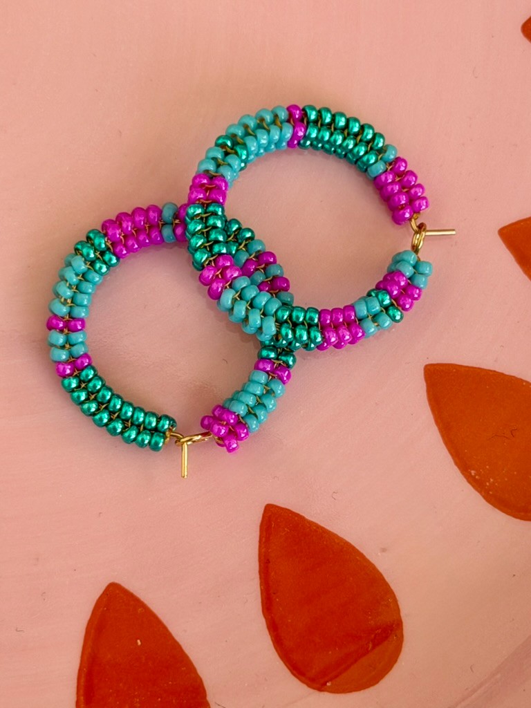 Handgemaakte kleurrijke creolen met tubular herringbone patroon