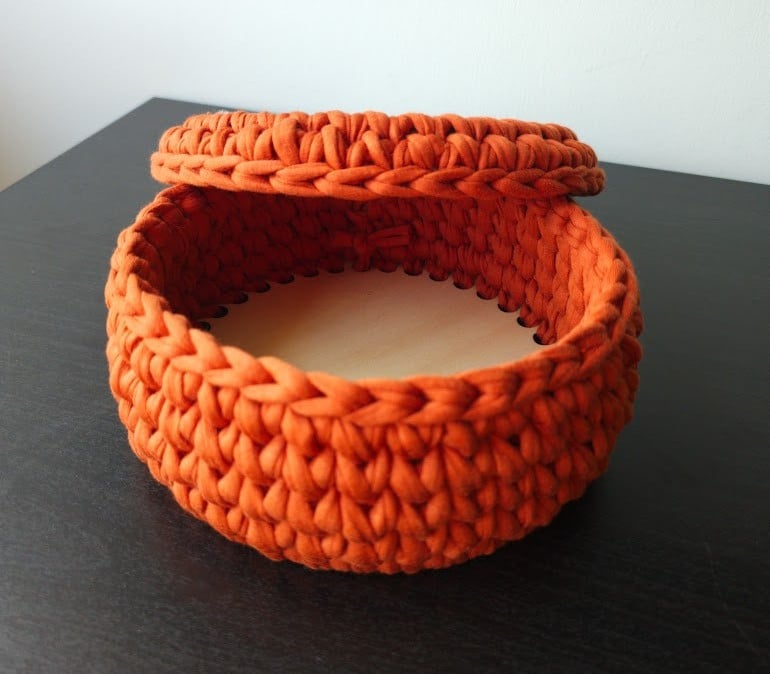 Oranje gehaakt mandje met pompoenen op deksel | Herfstdecoratie - 154325 Oranje gehaakt mandje met pompoenen op deksel | Herfstdecoratie