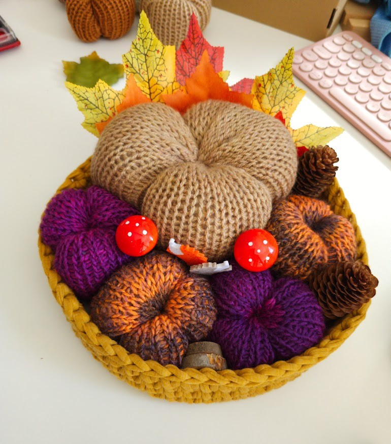 Rond gehaakt herfstmandje met pompoenen & bladeren | Herfstdecoratie
