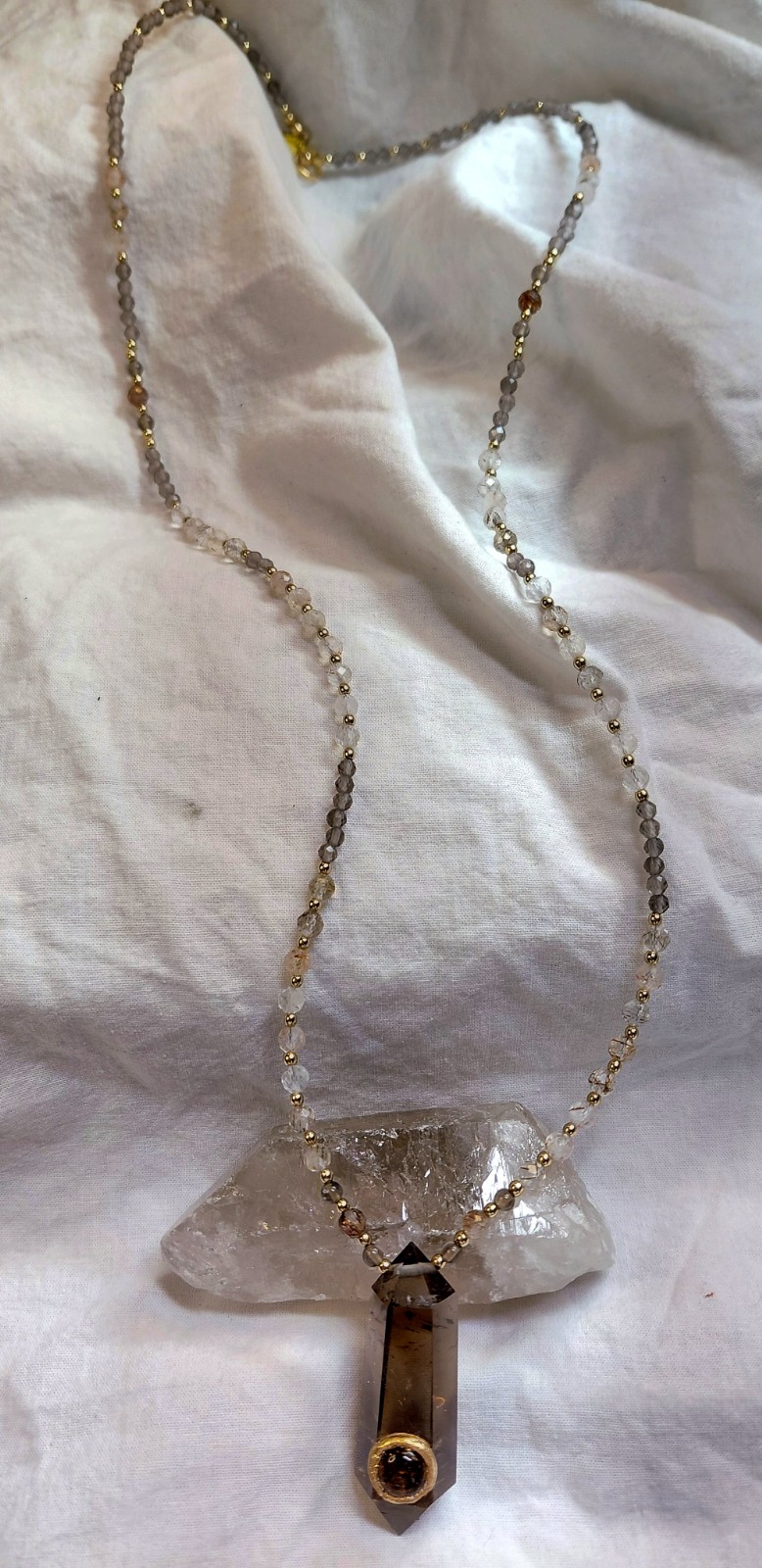 Hanger van rookkwarts en goudrutielkwarts aan een edelstenen ketting - 142427 Hanger van rookkwarts en goudrutielkwarts aan een edelstenen ketting