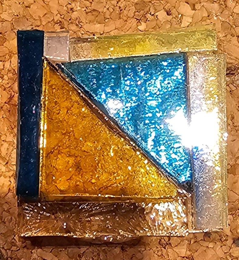 Hanger gemaakt d.m.v glasfusing Geel/blauw