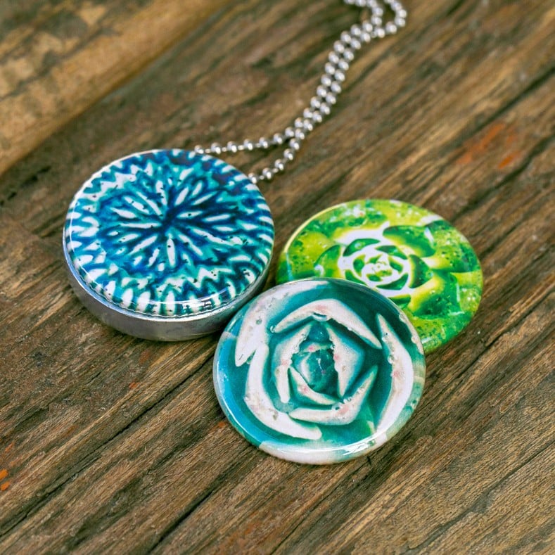 Roestvrij stalen foto medaillon ketting, met afbeeldingen in groen bl… - 111132 Roestvrij stalen foto medaillon ketting, met afbeeldingen in groen blauwe tinten. Rvs/roesvrij stalen fotomedaillon. Voor het dicht bij je dragen van je favoriete foto.