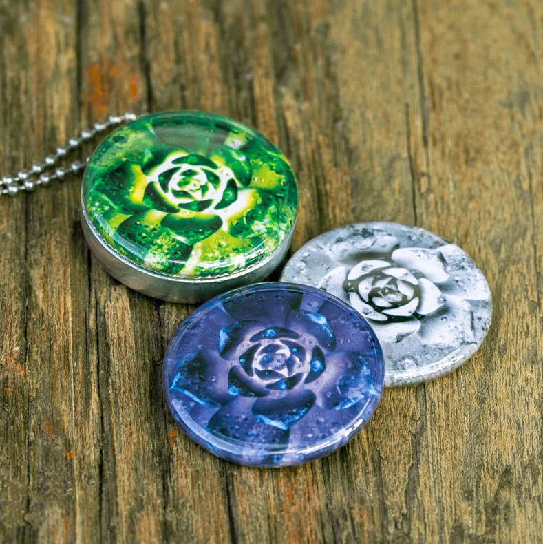 Roestvrijstalen medaillon met groen wit en blauwe afbeelding, fotoart… - 111186 Roestvrijstalen medaillon met groen wit en blauwe afbeelding, fotoart,fotokunst. Rvs/roesvrij stalen fotomedaillon. Voor het dicht bij je dragen van je favoriete foto.