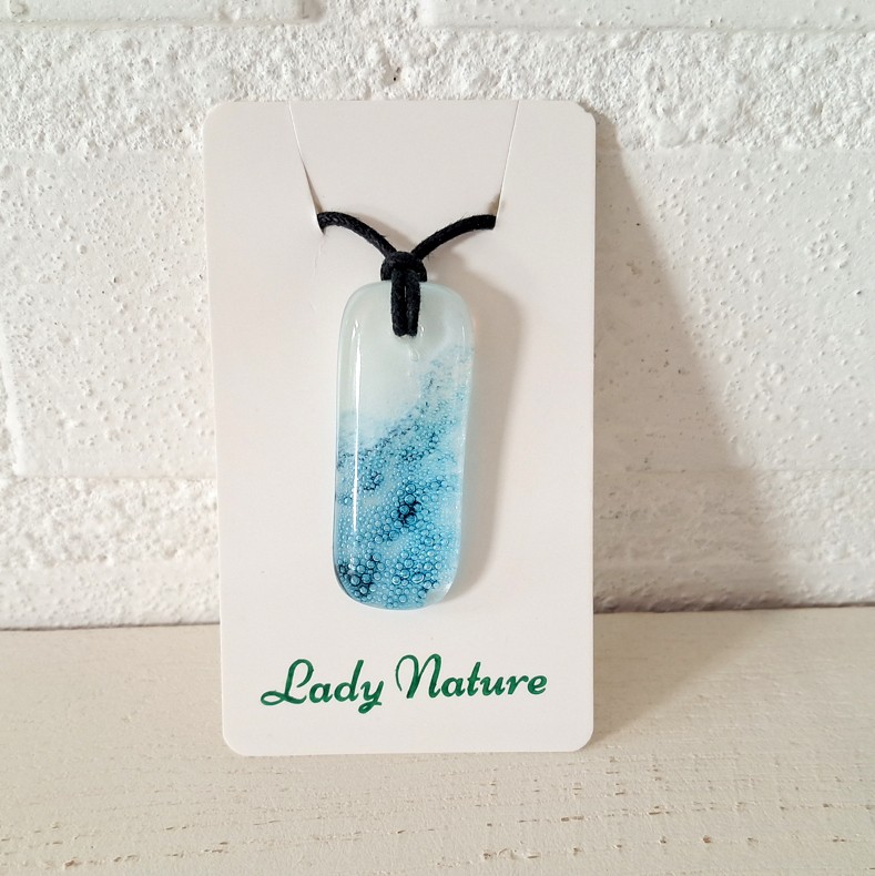 Handgemaakte hanger van ersmolten glas in aqua turquoise blauw en wit, zeegezicht,zee hanger, kustlijn hanger, inclusief verstelbare ketting.