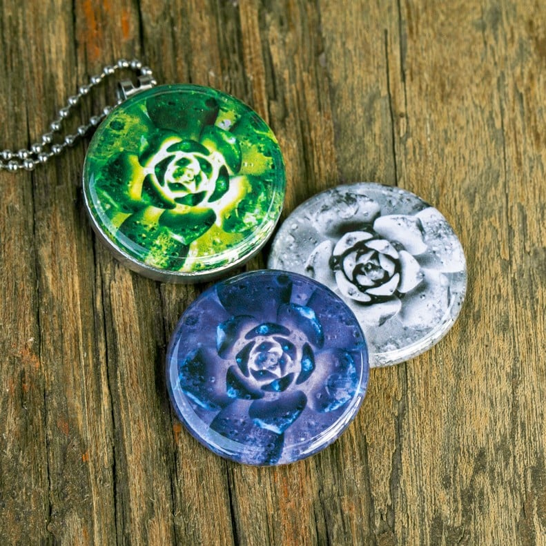 Roestvrijstalen medaillon met groen wit en blauwe afbeelding, fotoart… - 111185 Roestvrijstalen medaillon met groen wit en blauwe afbeelding, fotoart,fotokunst. Rvs/roesvrij stalen fotomedaillon. Voor het dicht bij je dragen van je favoriete foto.