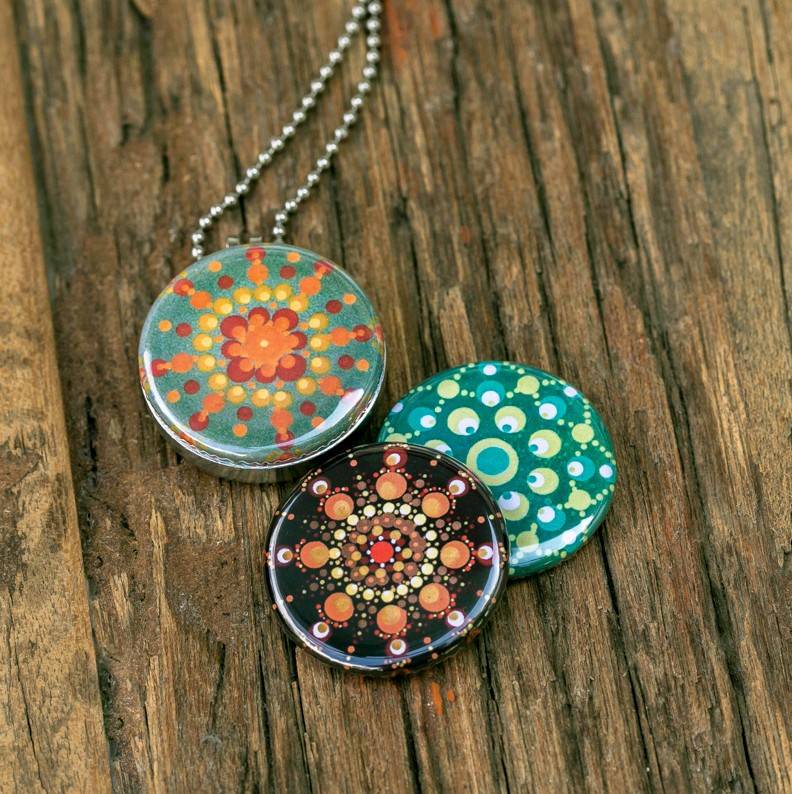 Fotomedaillon ketting met 3 verschillende verwisselbare voorkanten met foto`s van 3 verschillende dotting art kunstwerken.rvs/roestvrij stalen ketting. Voor het dicht bij je dragen van je favoriete foto.