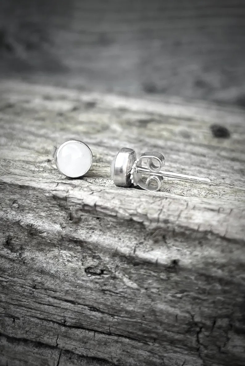 Unieke zilveren oorstekers met 6mm witte jade – minimalistisch & nikkelvrij