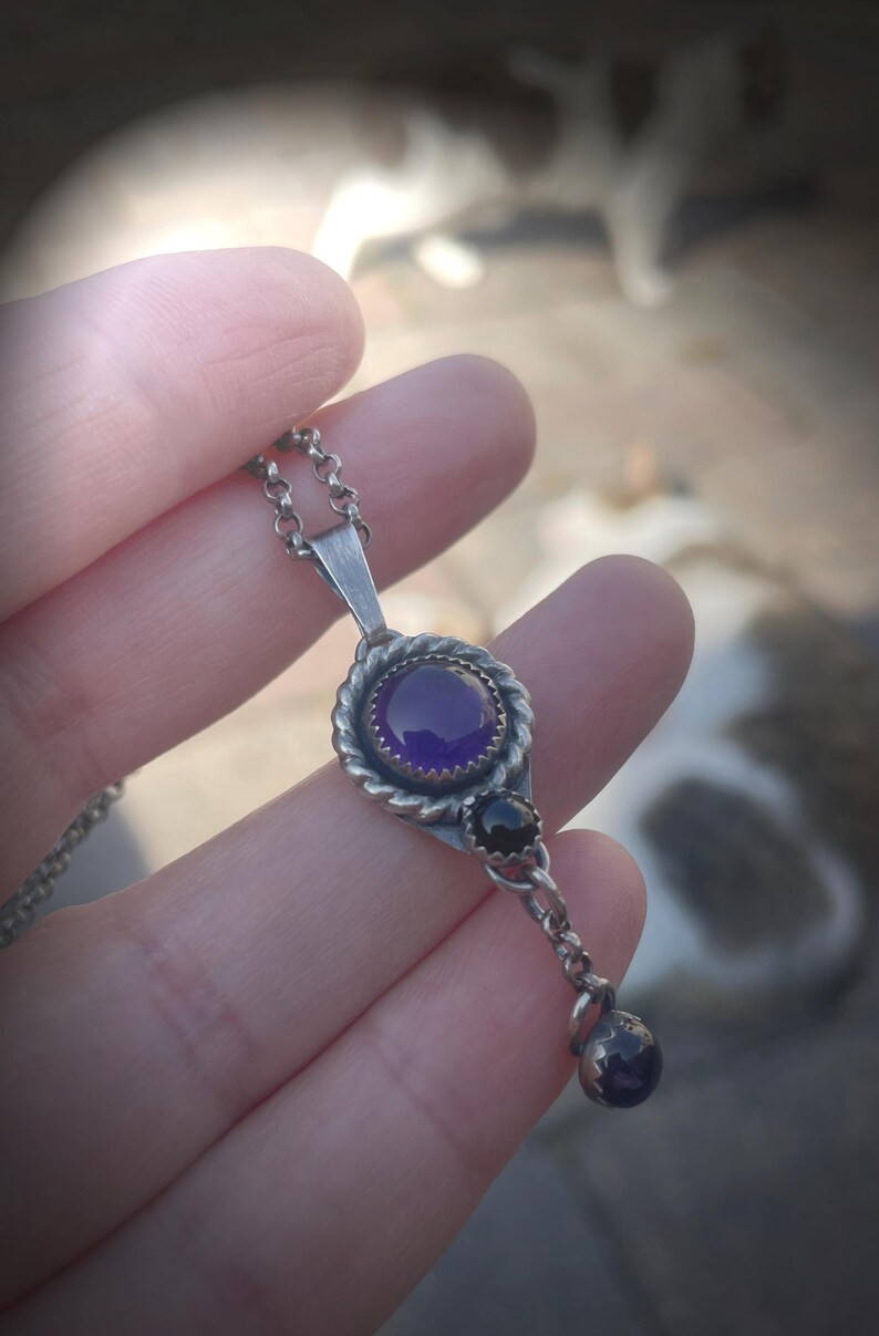 OOAK geoxideerde zilveren hanger met amethist en onyx – handgemaakte unieke edelsteen hanger