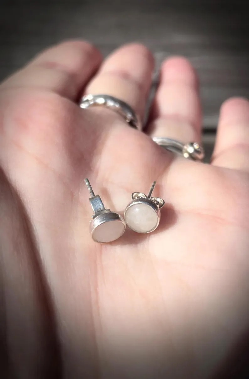 Unieke zilveren oorstekers met 6mm witte jade – minimalistisch & nikkelvrij