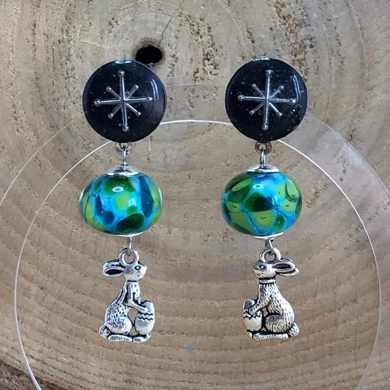 "Paaseieren verstoppen" oorbellen met lampwerk glas kralen en giethars, Sieraden voor het Voorjaar en Pasen
