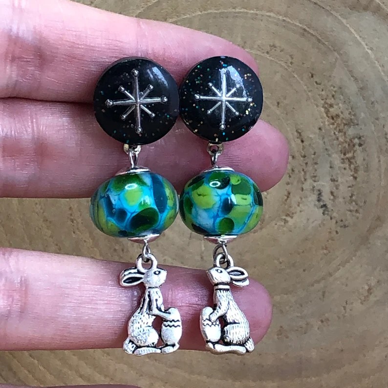 "Paaseieren verstoppen" oorbellen met lampwerk glas kralen en giethars, Sieraden voor het Voorjaar en Pasen