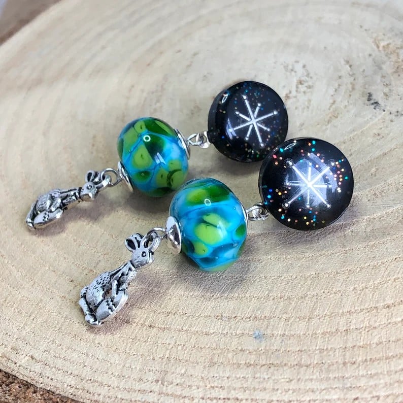 "Paaseieren verstoppen" oorbellen met lampwerk glas kralen en giethars, Sieraden voor het Voorjaar en Pasen