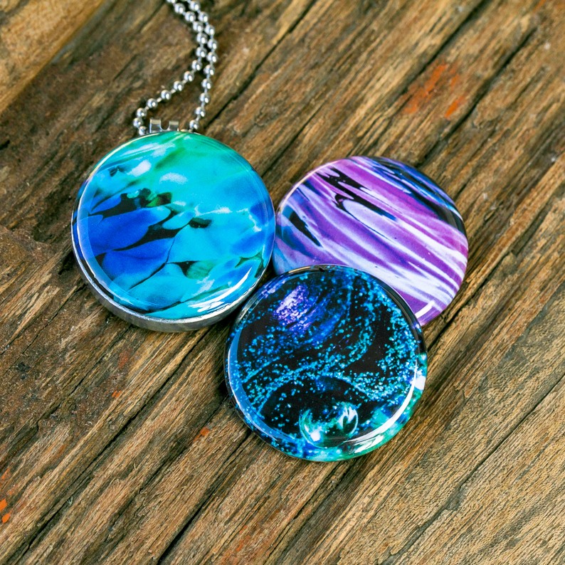 Roestvrij stalen foto medaillon ketting met close up afbeeldingen van… - 111119 Roestvrij stalen foto medaillon ketting met close up afbeeldingen van blauw paars en groen glas.Magische tinten paars blauw voor je medaillon ketting. Rvs/roesvrij stalen fotomedaillon. Voor het dicht bij je dragen van je favoriete foto.