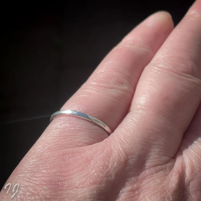 Gehamerde sterling zilveren stapelring 1,5 mm – handgemaakt & minim… - 125473 Gehamerde sterling zilveren stapelring 1,5 mm – handgemaakt & minimalistisch (nikkelvrij)