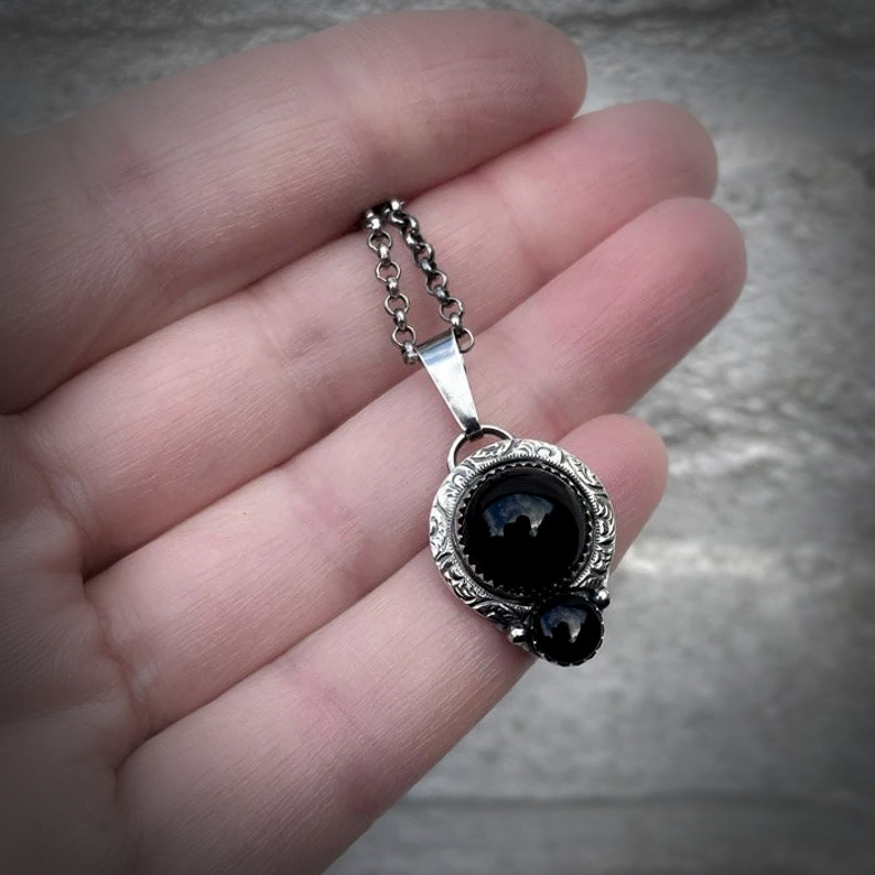 Handgemaakte zilveren hanger met onyx