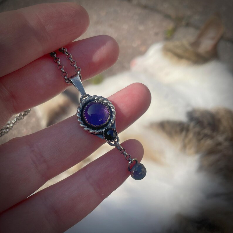 OOAK geoxideerde zilveren hanger met amethist en onyx – handgemaakte unieke edelsteen hanger