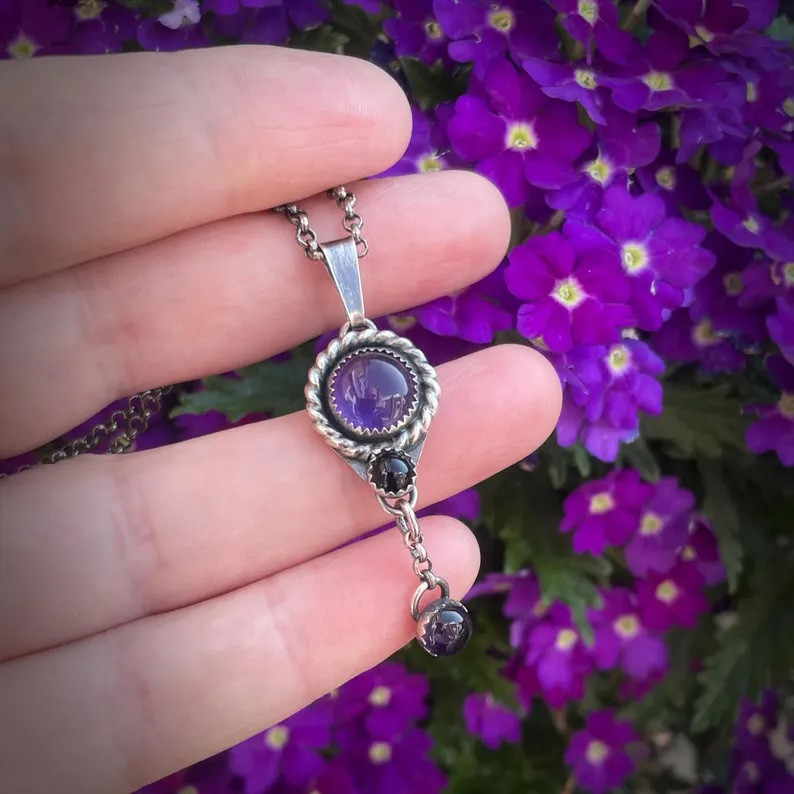OOAK geoxideerde zilveren hanger met amethist en onyx – handgemaakte unieke edelsteen hanger