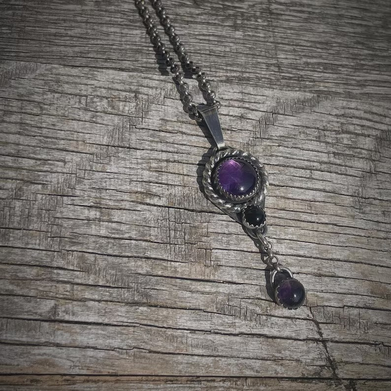 OOAK geoxideerde zilveren hanger met amethist en onyx – handgemaakte unieke edelsteen hanger