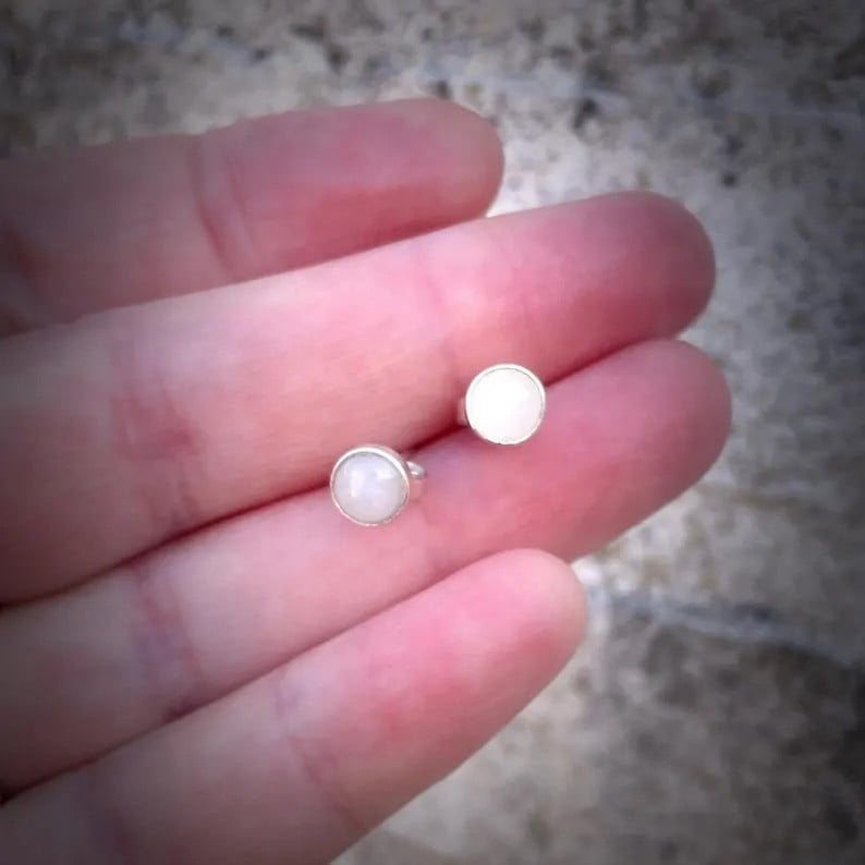 Unieke zilveren oorstekers met 6mm witte jade – minimalistisch & nikkelvrij