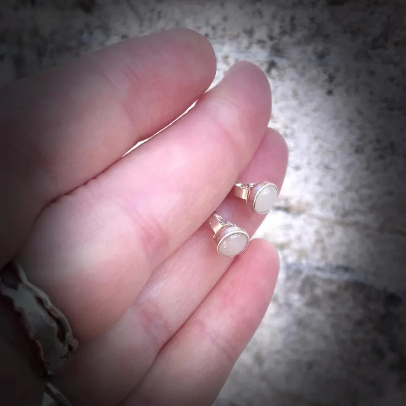Unieke zilveren oorstekers met 6mm witte jade – minimalistisch & nikkelvrij