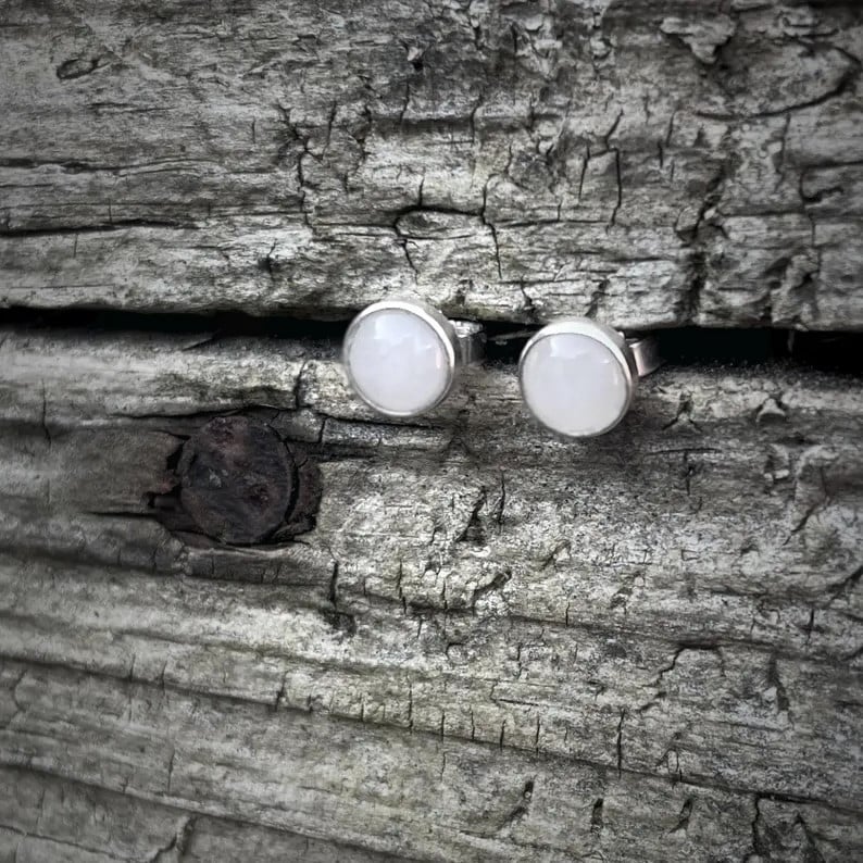 Unieke zilveren oorstekers met 6mm witte jade – minimalistisch & nikkelvrij