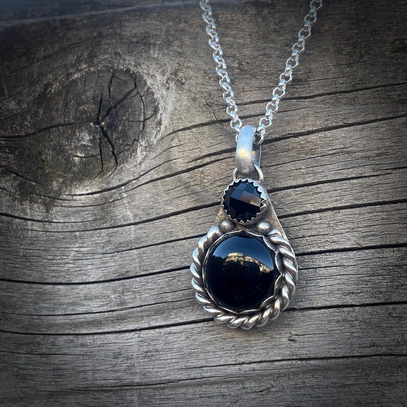 Zilveren hanger met onyx – handgemaakte hanger met zwarte steen.