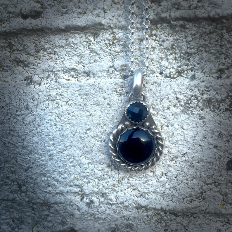 Zilveren hanger met onyx – handgemaakte hanger met zwarte steen.
