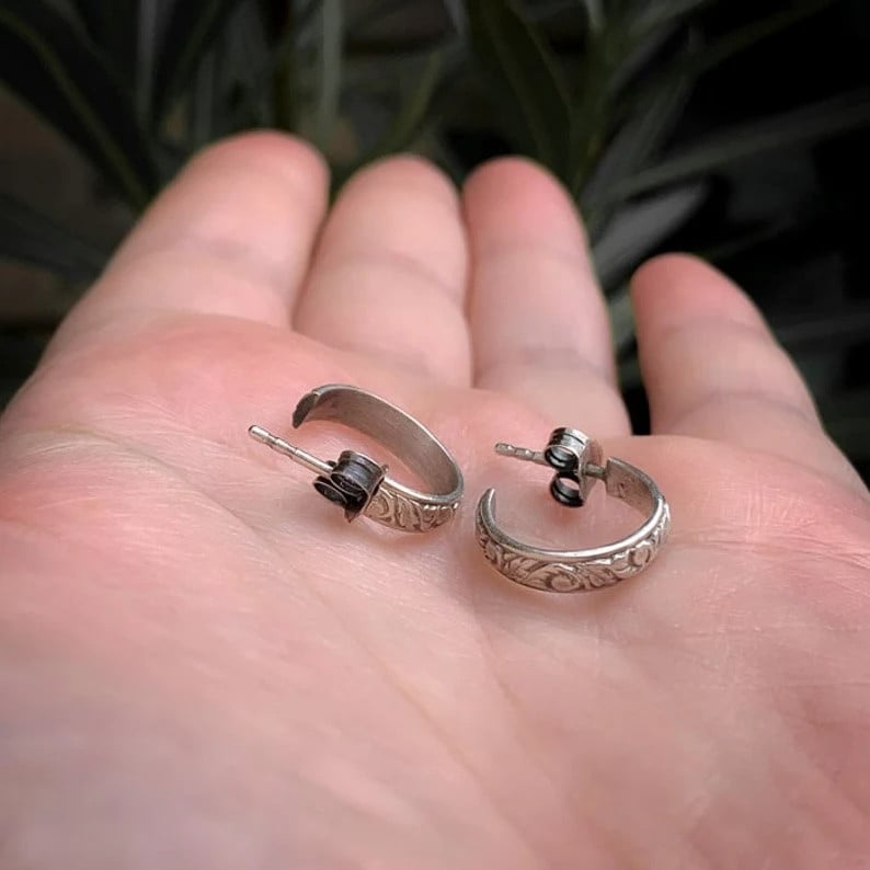 Zilveren hoepel oorstekers met bloemenpatroon – 925 sterling zilver – nikkelvrij