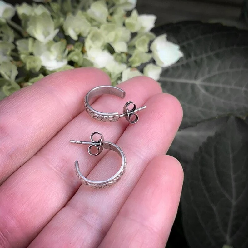 Zilveren hoepel oorstekers met bloemenpatroon – 925 sterling zilver – nikkelvrij