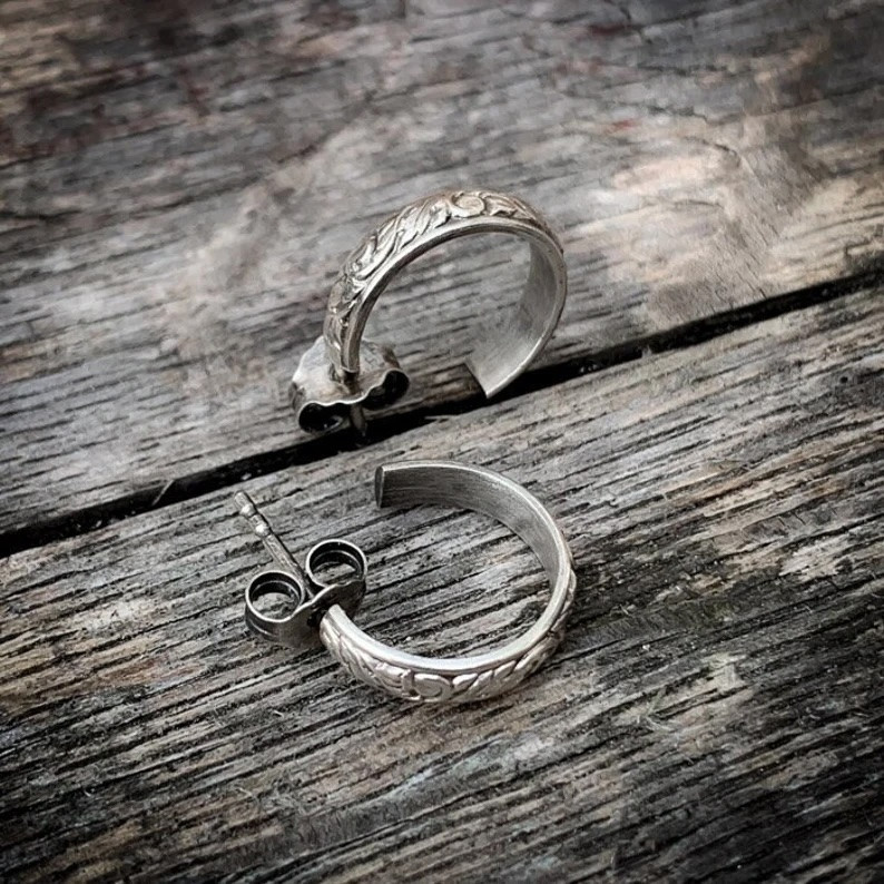 Zilveren hoepel oorstekers met bloemenpatroon – 925 sterling zilver – nikkelvrij