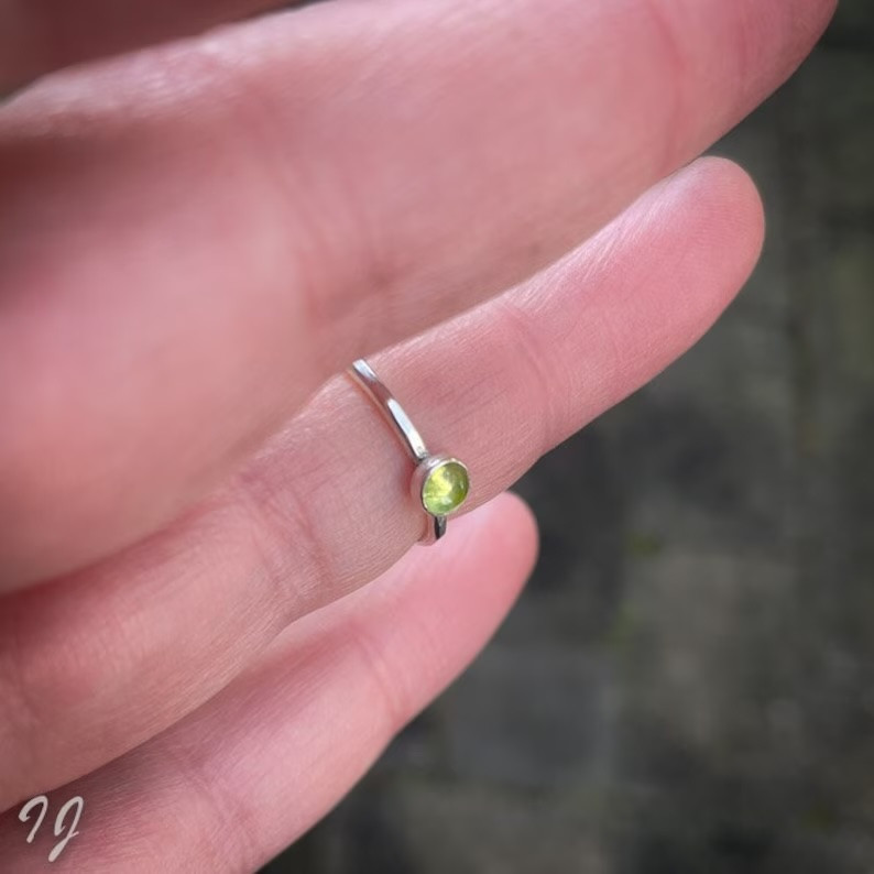 Handgemaakte Peridoot Ring van Sterling Zilver – Minimalistische Ed… - 130597 Handgemaakte Peridoot Ring van Sterling Zilver – Minimalistische Edelsteen Ring ✨💚