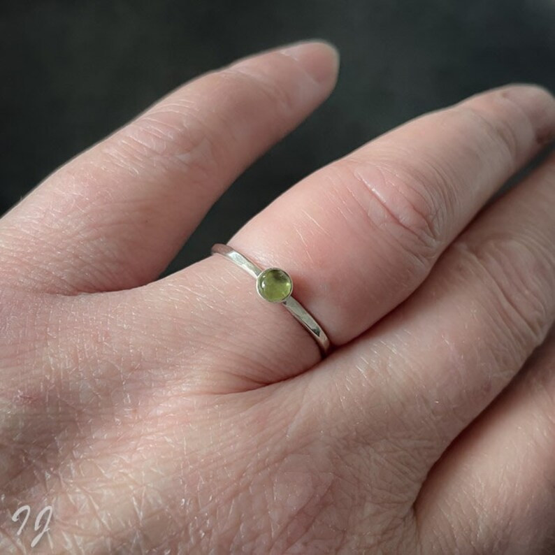 Handgemaakte Peridoot Ring van Sterling Zilver – Minimalistische Ed… - 130599 Handgemaakte Peridoot Ring van Sterling Zilver – Minimalistische Edelsteen Ring ✨💚