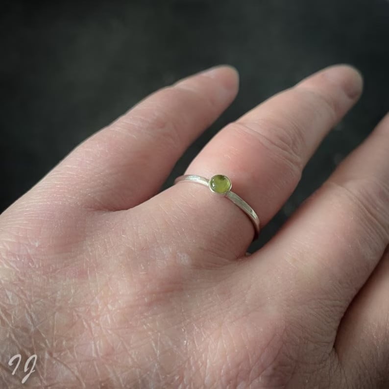 Handgemaakte Peridoot Ring van Sterling Zilver – Minimalistische Ed… - 130600 Handgemaakte Peridoot Ring van Sterling Zilver – Minimalistische Edelsteen Ring ✨💚