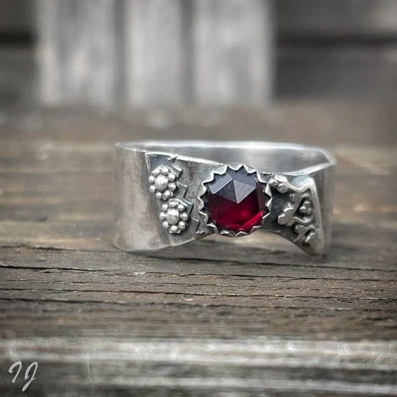 Handgemaakte zilveren ring met roosgeslepen granaat - 133967 Handgemaakte zilveren ring met roosgeslepen granaat