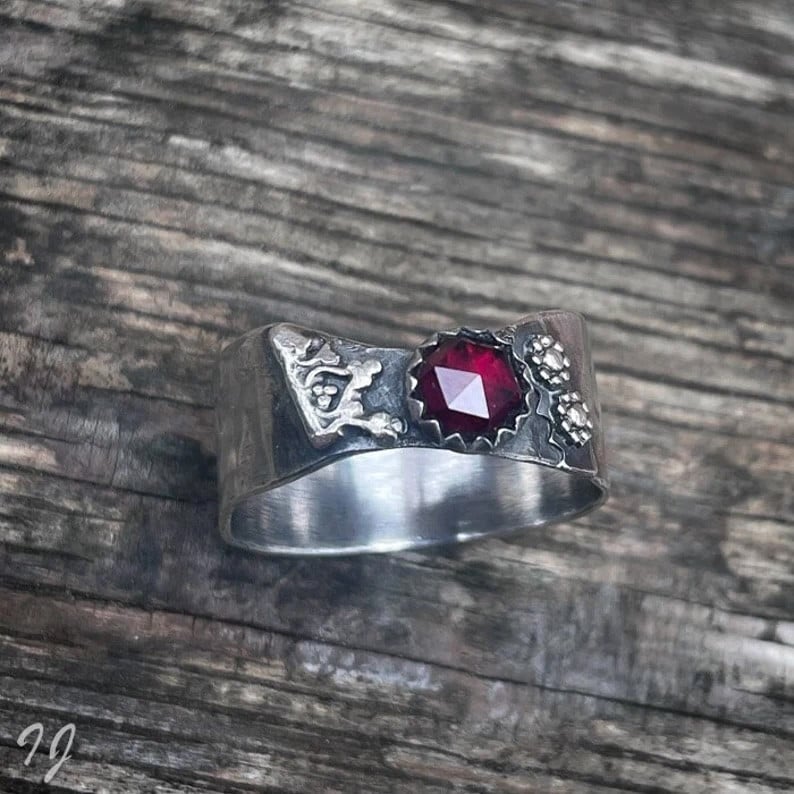 Handgemaakte zilveren ring met roosgeslepen granaat - 133969 Handgemaakte zilveren ring met roosgeslepen granaat