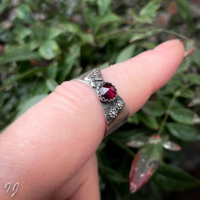 Handgemaakte zilveren ring met roosgeslepen granaat - 133971 Handgemaakte zilveren ring met roosgeslepen granaat
