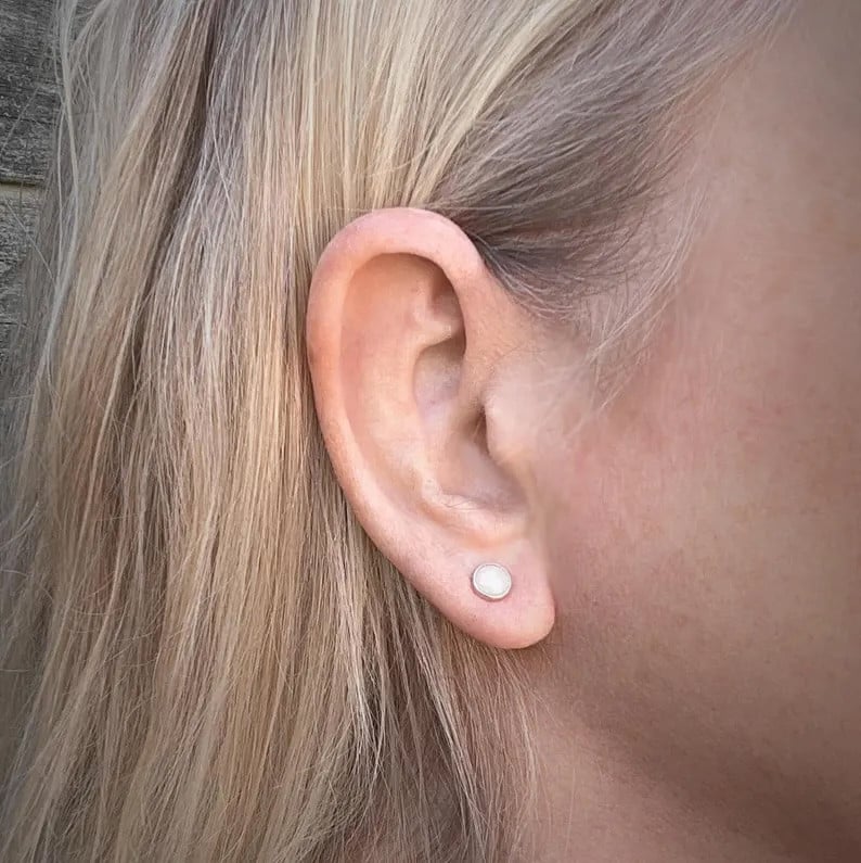 Unieke zilveren oorstekers met 6mm witte jade – minimalistisch & nikkelvrij