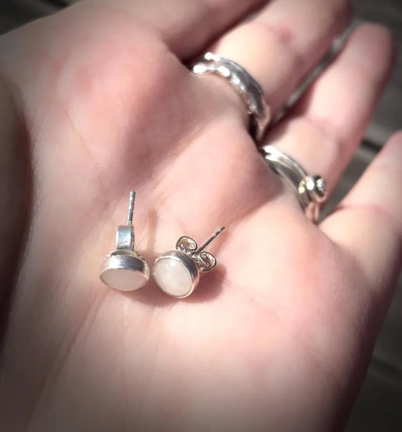 Unieke zilveren oorstekers met 6mm witte jade – minimalistisch & nikkelvrij