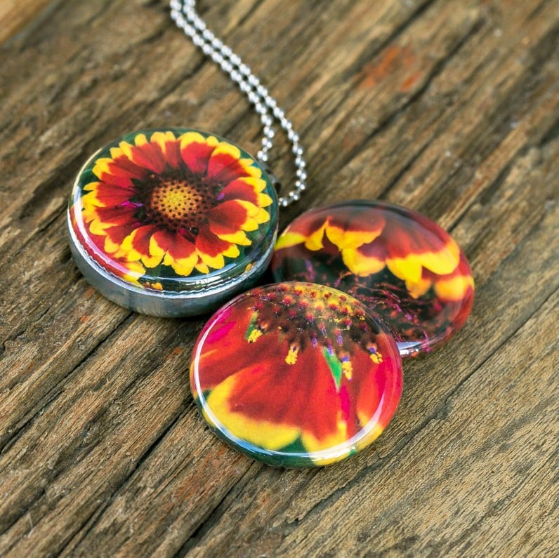 Fotomedaillon ketting/medaillon ketting met close up bloemen foto`s … - 111154 Fotomedaillon ketting/medaillon ketting met close up bloemen foto`s in rood geel en oranje. Roest vrij stalen ketting,rvs medaillon,roestvrij staal medaillon. Binnenin het medaillon komt je favoriete foto!