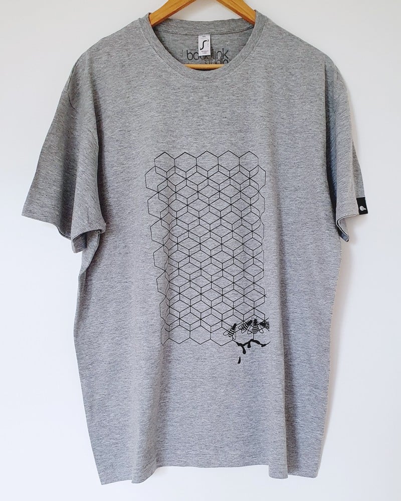 Hand bedrukt grijs katoenen-viscose t-shirt, zwart bijenkorf design, … - 136791 Hand bedrukt grijs katoenen-viscose t-shirt, zwart bijenkorf design, men's, medium