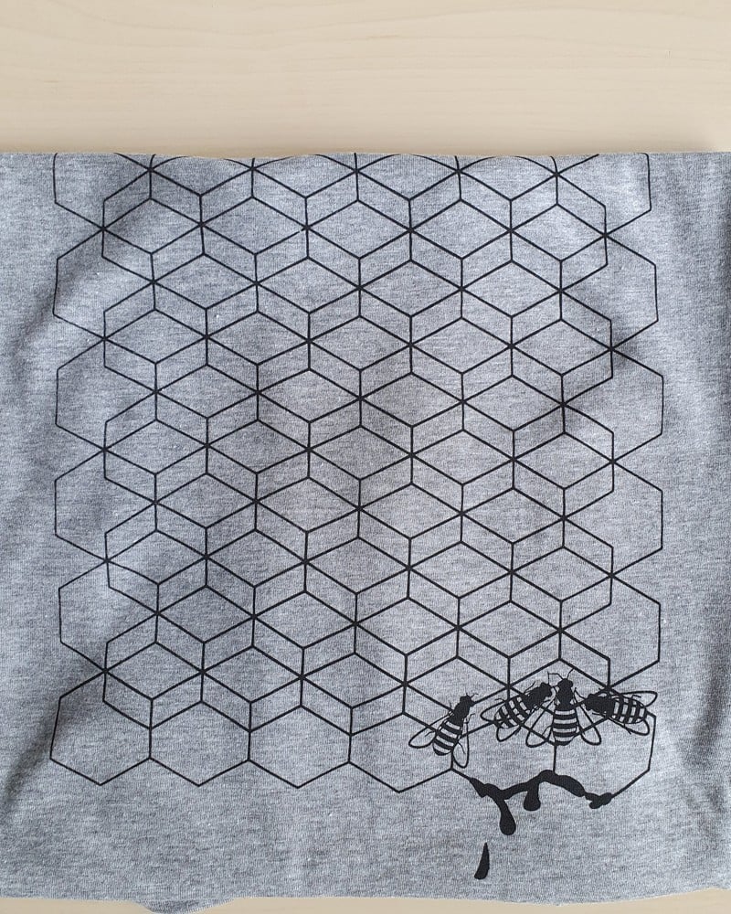 Hand bedrukt grijs katoenen-viscose t-shirt, zwart bijenkorf design, … - 136799 Hand bedrukt grijs katoenen-viscose t-shirt, zwart bijenkorf design, men's, medium