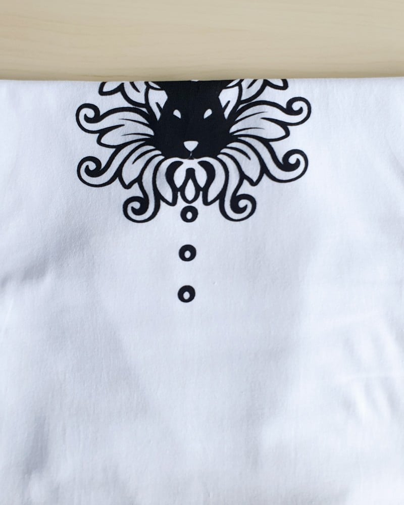 Hand bedrukt wit katoen t-shirt, zwart konijn en bloem design, men's,… - 136703 Hand bedrukt wit katoen t-shirt, zwart konijn en bloem design, men's, large