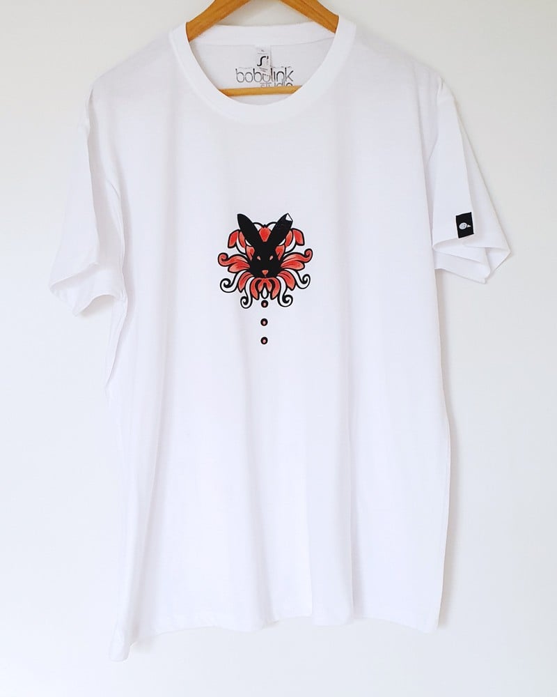 Hand bedrukt, wit katoen t-shirt, zwart konijn en rode bloem design, … - 136597 Hand bedrukt, wit katoen t-shirt, zwart konijn en rode bloem design, men's, extra large