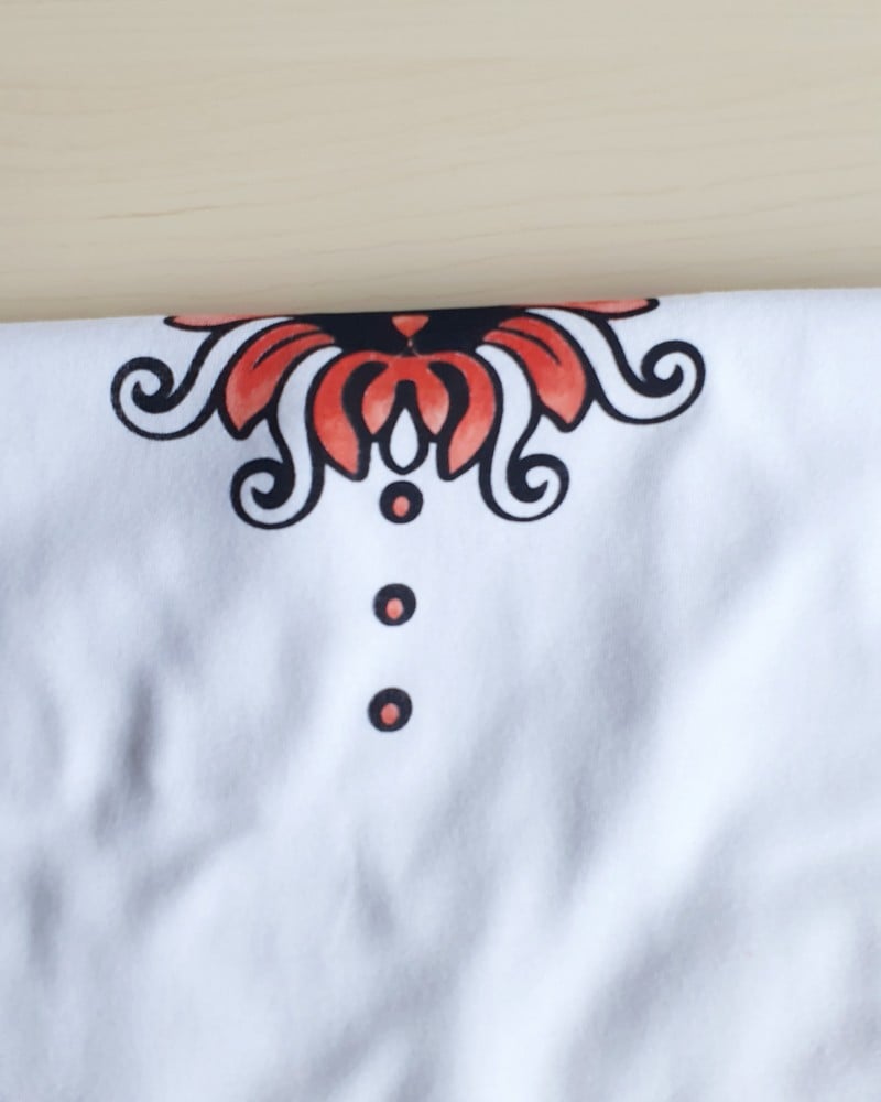 Hand bedrukt, wit katoen t-shirt, zwart konijn en rode bloem design, … - 136599 Hand bedrukt, wit katoen t-shirt, zwart konijn en rode bloem design, men's, extra large