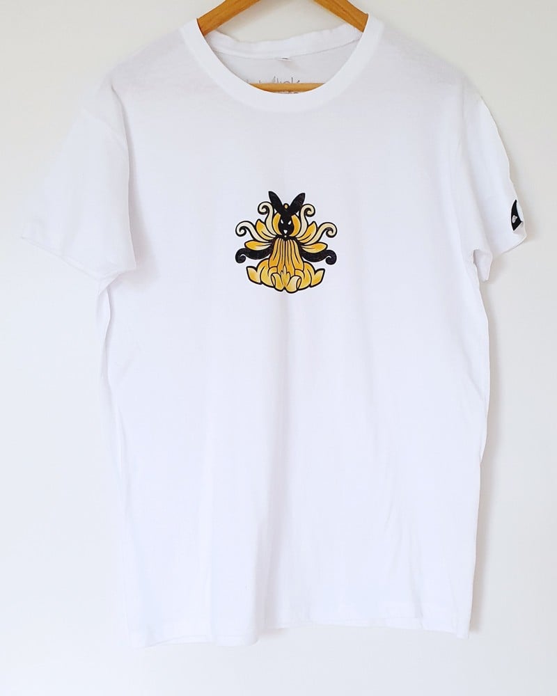 Hand bedrukt wit katoenen t-shirt, zwart konijn en gele bloem design… - 136567 Hand bedrukt wit katoenen t-shirt, zwart konijn en gele bloem design, men's, medium