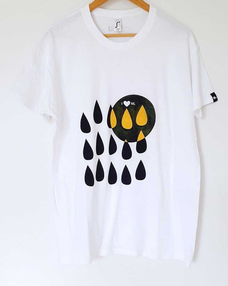 Hand bedrukt wit katoenen t-shirt, zwarte en gele regendruppels desig… - 136771 Hand bedrukt wit katoenen t-shirt, zwarte en gele regendruppels design, "I love NL", men's, large