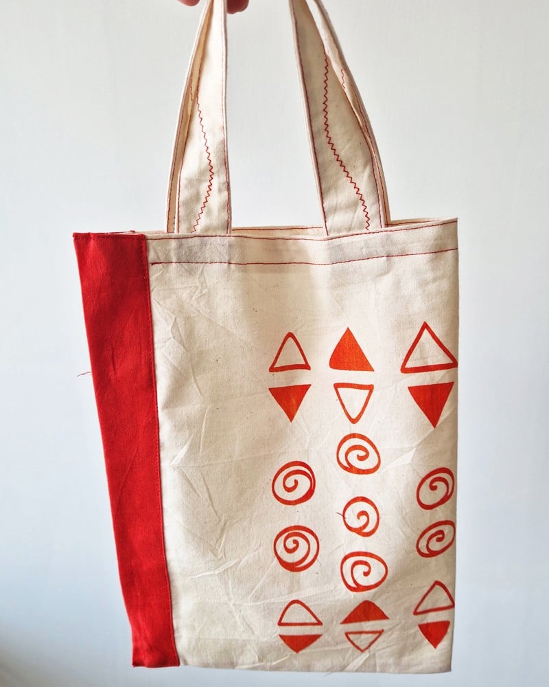Kleine tas met rode spiralen en dreihoeken motief, small tote bag - 139435 Kleine tas met rode spiralen en dreihoeken motief, small tote bag
