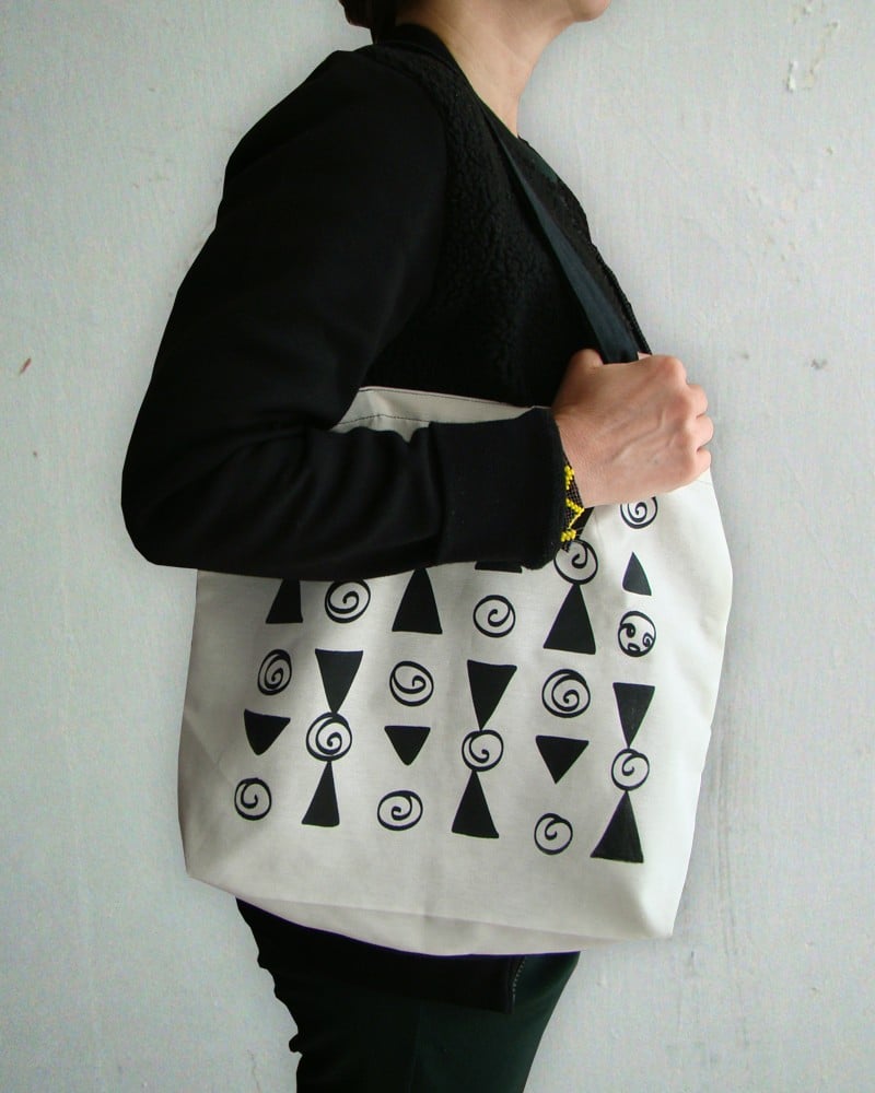 Tote bag met geometrisch patroon van zwarte driehoeken en spiralen - 139247 Tote bag met geometrisch patroon van zwarte driehoeken en spiralen