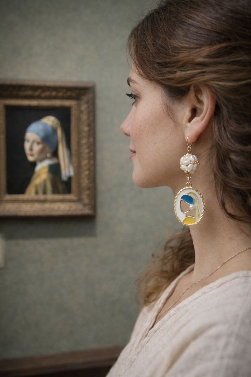 Handgemaakte Oorbellen met Vermeer’s Meisje met de Parel – Zoetwa… - 113639 Kunst & Inspiratie, Handgemaakte Oorbellen met Vermeer’s Meisje met de Parel.