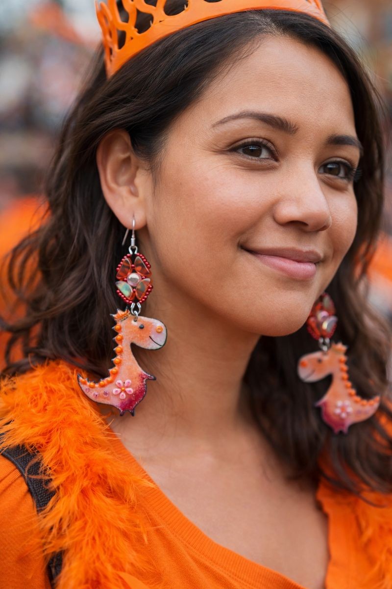 Koningsdag oorbellen met oranje emaille draken en sterling zilver - 113635 Exclusief & Koninglijk, statement draken oorbellen in oranje emaille en sterling zilver.